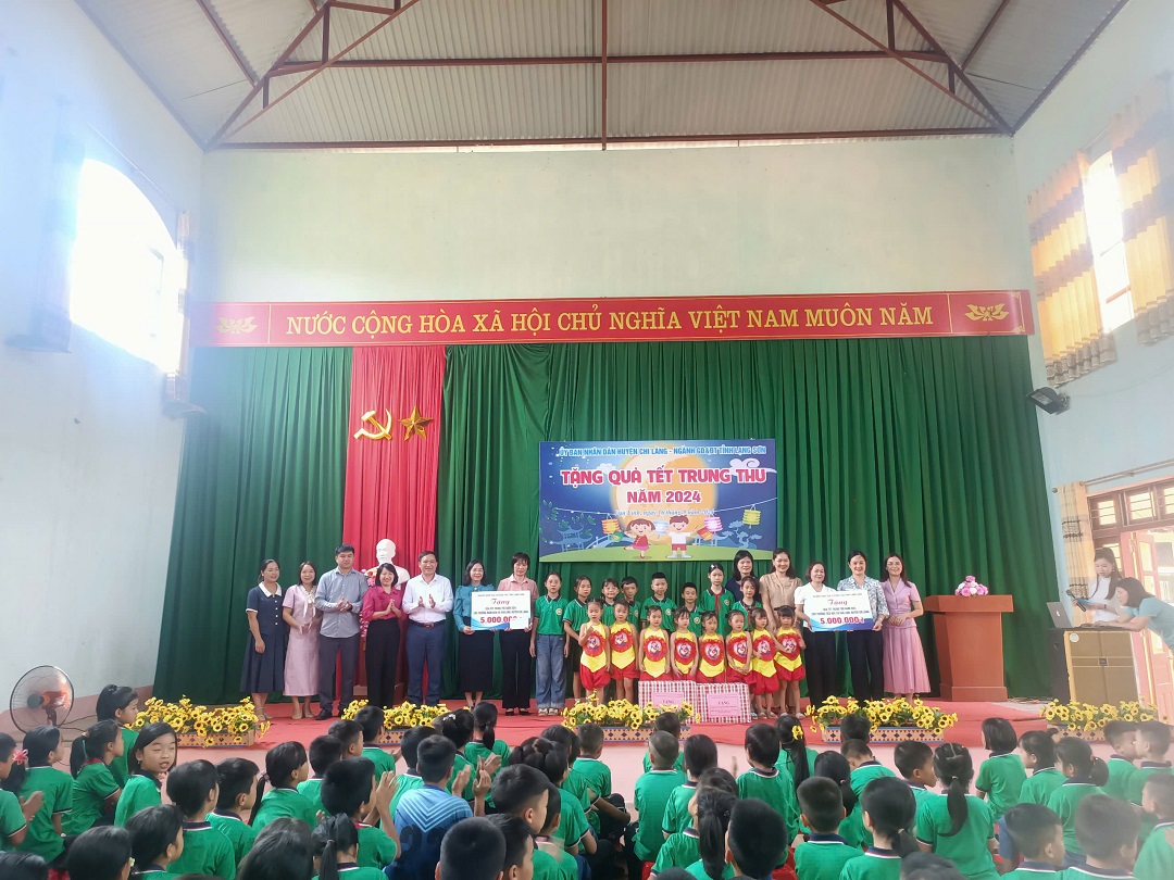 Sở Giáo dục và Đào tạo - Công đoàn ngành Giáo dục tỉnh Lạng Sơn tặng quà  trung thu cho học sinh tại xã Vạn Linh, huyện Chi Lăng