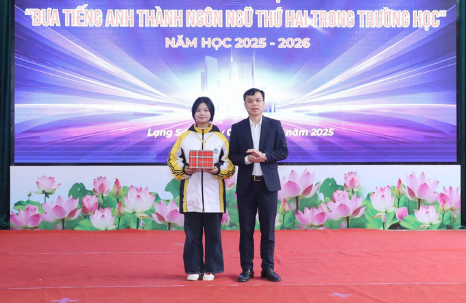 Hiệu trưởng Trường THPT chuyên Chu Văn An Mông Thanh Thủy trao thưởng cuộc thi sáng tạo video bằng tiếng Anh với chủ đề “Chu Van An High School for the Gifted Through My Eyes” cho lớp đạt Giải Nhất. Hiệu trưởng Trường THPT chuyên Chu Văn An Mông Thanh Thủy trao thưởng cuộc thi sáng tạo video bằng tiếng Anh với chủ đề “Chu Van An High School for the Gifted Through My Eyes” cho lớp đạt Giải Nhất.