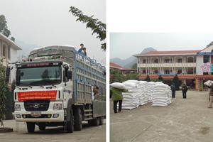 Học sinh trường THPT Bình Gia nhận gạo hỗ trợ học tập