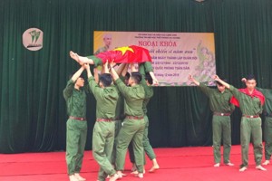 HỌC SINH TRƯỜNG THPT NA DƯƠNG VỚI HOẠT ĐỘNG NGOẠI KHÓA “ DẤU CHÂN NGƯỜI LÍNH XƯA”