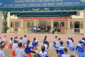 Tuyên dương 3 em học sinh nhặt được của rơi trả lại người mất