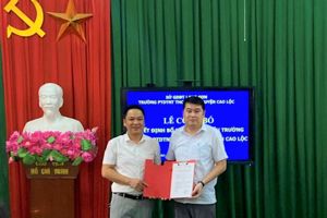 Công bố và trao Quyết định điều động, bổ nhiệm Phó Hiệu trưởng Trường PTDTNT THCS&amp;THPT huyện Cao Lộc, Phó Hiệu trưởng Trường PTDTNT THCS huyện Văn Lãng