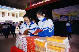 KHAI THÁC, SỬ DỤNG TỦ SÁCH PHÁP LUẬT  TRONG TRƯỜNG HỌC