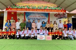 Sở Giáo dục và Đào tạo - Công đoàn ngành Giáo dục tỉnh Lạng Sơn phối hợp tổ chức chương trình Vui Tết Thiếu nhi, tặng quà và học bổng cho học sinh tại xã Lợi Bác, huyện Lộc Bình