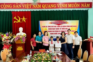 Chi bộ Giáo dục Mầm non – Tiểu học- Thường xuyên, Chuyên nghiệp thuộc Sở Giáo dục và Đào tạo thăm, tặng quà trẻ em có hoàn cảnh khó khăn nhân ngày Quốc tế Thiếu nhi 1.6. 2024