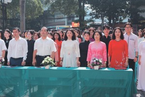 LỄ KẾT NẠP ĐẢNG VIÊN CHO 8 QUẦN CHÚNG ƯU TÚ LÀ HỌC SINH VÀ 02 QUẦN CHÚNG ƯU TÚ LÀ GIÁO VIÊN, NHÂN VIÊN CHI BỘ TRƯỜNG THPT DÂN TỘC NỘI TRÚ TỈNH, CHI BỘ TRƯỜNG THPT CHUYÊN CHU VĂN AN