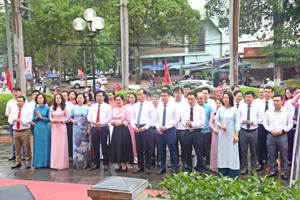 Sở Giáo dục và Đào tạo dâng hương, dâng hoa nhân kỷ niệm 135 năm ngày sinh nhật Bác
