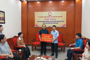 SỞ GIÁO DỤC VÀ ĐÀO TẠO TỈNH LẠNG SƠN ỦNG HỘ 100 TRIỆU ĐỒNG CHO CHƯƠNG TRÌNH XÓA NHÀ TẠM, NHÀ DỘT NÁT
